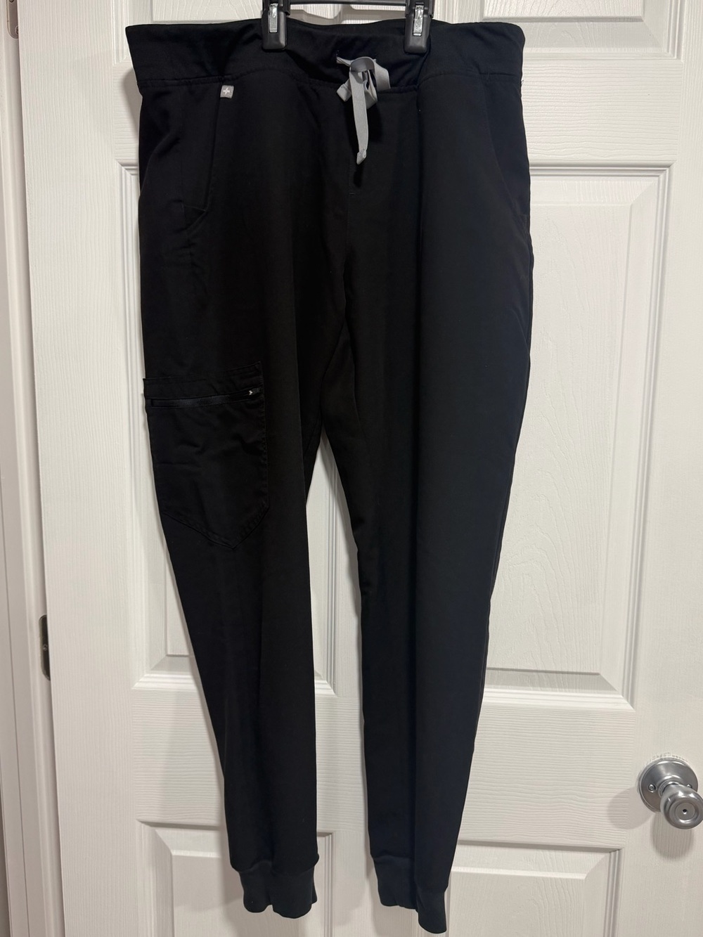 Figs Women’s Black Drawstring Jogger Scrub Pants with Utility Pocket